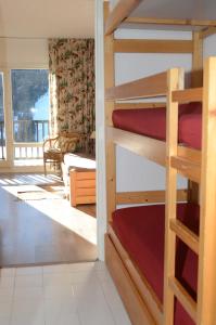 a room with two bunk beds and a living room at Appartement Flaine Forêt in Flaine