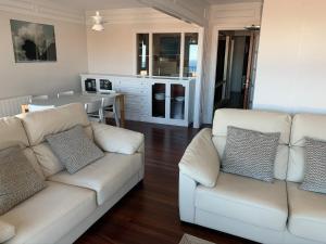 Una sala de estar con un sofá blanco y una mesa. en Apartxibi, en Bermeo