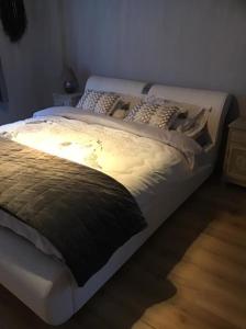 
A bed or beds in a room at Vakantie en weekend appartement aan zee
