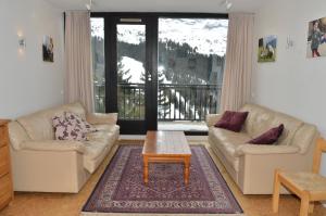 ein Wohnzimmer mit 2 Sofas und einem Couchtisch in der Unterkunft Appartement Flaine Forêt in Flaine