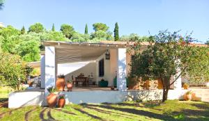 Vonkajšia záhrada v ubytovaní Olive Bay Beach House Ammouliani