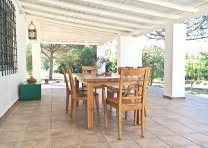 Патио или другая зона на открытом воздухе в Olive Bay Beach House Ammouliani +23 фотографии