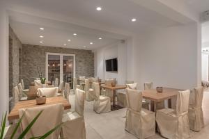 Televízia a/alebo spoločenská miestnosť v ubytovaní Omnia Mykonos Boutique Hotel & Suites