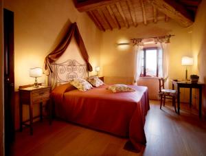 Postel nebo postele na pokoji v ubytování Relais Borgo Petrognano + 37 fotografií
