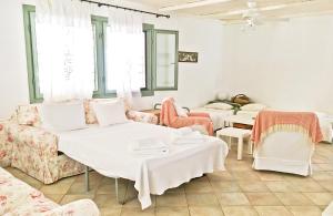 Posteľ alebo postele v izbe v ubytovaní Olive Bay Beach House Ammouliani