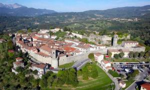 een luchtzicht op een stad met een kasteel bij IL CASALE di ROLANDO in Castiglione di Garfagnana
