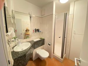 Ένα μπάνιο στο Ferienwohnung Suedterrasse +17 φωτογραφίες