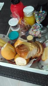 einen mit Brot und anderen Lebensmitteln gefüllten Kühlschrank in der Unterkunft Pousada Las Piedras in Praia do Rosa