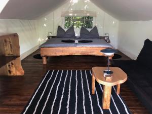 um quarto com uma cama grande numa tenda em Adrenaline Check Camping em Bovec