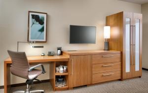 Hyatt Place Lansing-East的电视和/或娱乐中心
