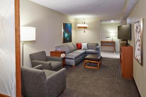 Hyatt Place Lansing-East的休息区