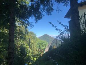 - une vue sur les montagnes depuis un chemin avec une clôture dans l'établissement Appartamenti la muraca, à Capizzone