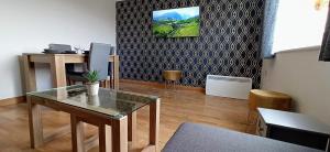 een woonkamer met een glazen tafel in een kamer bij Brookside 2BR Flat Oxford City Centre Free Parking in Oxford