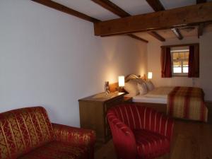 - une chambre avec un lit, une chaise et un lit dans l'établissement Stubersheimer Hof, à Stubersheim