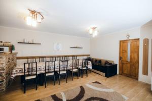 Casa Roland في سوفاتا: مطبخ مع طاولة وكراسي في غرفة
