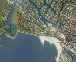 une carte d'une ville à côté d'une masse d'eau dans l'établissement Beachbungalow aan IJsselmeer 39 26, à Lemmer