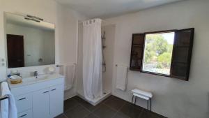 A bathroom at Casa Castellitx Mallorca