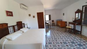 A bed or beds in a room at Casa Castellitx Mallorca