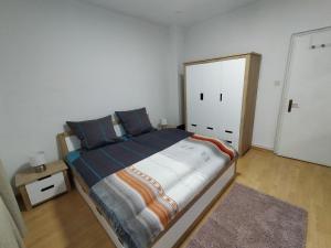 Ένα ή περισσότερα κρεβάτια σε δωμάτιο στο Ferienwohnung MacFeWo im Zentrum von Mayen - Sleep frisch renoviert