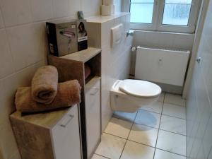 Ένα μπάνιο στο Ferienwohnung MacFeWo im Zentrum von Mayen - Sleep frisch renoviert +18 φωτογραφίες