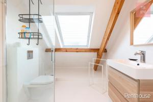 een badkamer met douche, toilet en wastafel bij Lovely & Stylish accommodations at P36 Gent, near the Center in Gent +20 foto's