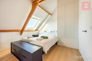 een kleine slaapkamer met een bed en een raam bij Lovely & Stylish accommodations at P36 Gent, near the Center in Gent