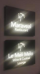 - deux panneaux indiquant un restaurant mar de banquet et un bar à vins et à cocktails de las malibu dans l'établissement Glyfada Riviera Hotel, à Athènes