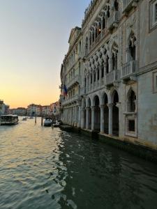 - une vue sur un canal en face d'un bâtiment dans l'établissement Rizzi, elegante monolocale in Centro Storico, à Venise