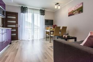 Televízia a/alebo spoločenská miestnosť v ubytovaní Apartament Wrzosowy - 5D Apartamenty