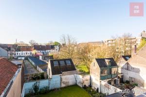 een luchtfoto van een stad met gebouwen bij Lovely & Stylish accommodations at P36 Gent, near the Center in Gent