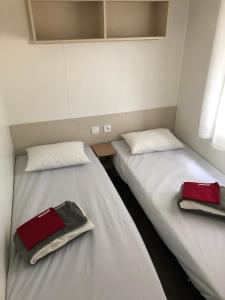מיטה או מיטות בחדר ב-CANET Plage Mobil Home Nicky