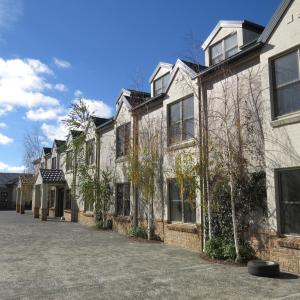 una calle vacía delante de una casa en Best Western Plus Goulburn, en Goulburn