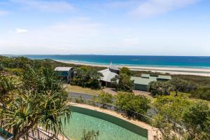 une vue aérienne d'un complexe hôtelier avec piscine et plage dans l'établissement Lookout Unit 8, à Point Lookout