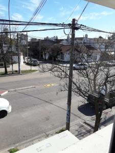 una calle vacía con un poste de teléfono y un coche en Departamento Avda Belgrano Sur 367 con Cochera Privada en Santa Rosa