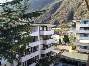 un edificio de apartamentos frente a una montaña en Appartamento Bolzano - Vittorio Veneto - Parcheggio incluso, en Bolzano