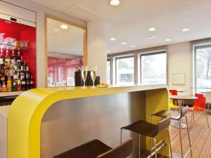 Lounge nebo bar v ubytování ibis Styles Honfleur Centre Historique