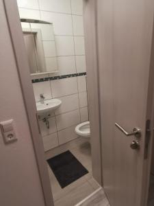 ein Bad mit einem WC und einem Waschbecken in der Unterkunft BK City Apartments in Backnang