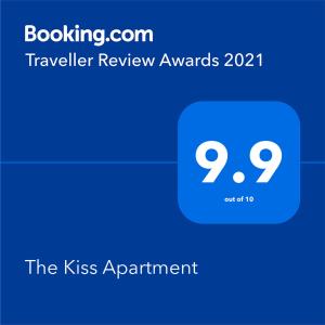 Ett certifikat, pris eller annat dokument som visas upp på The Kiss Apartment