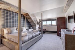 Кровать или кровати в номере Stunning 4 bedroom condo Snowcloud base of Bachelor Gulch condo