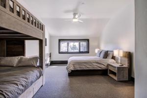 Кровать или кровати в номере Stunning 4 bedroom condo Snowcloud base of Bachelor Gulch condo
