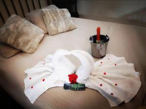 una mesa con dos toallas blancas y una botella de lápiz labial en Hotel Español en San Fernando