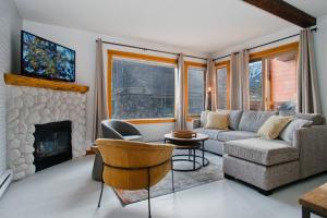 Gallery image of Pinnacle Mountain View Condo 3 Bed 2 Bath Downtown Canmore in Canmore