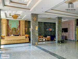 Twin Hotel Kampot的电视和/或娱乐中心
