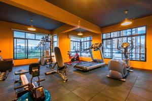 een fitnessruimte met verschillende loopbanden en crosstrainers bij Highlands Suites Hotel Apartments in Nairobi