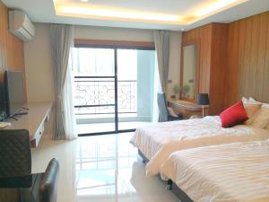 een hotelkamer met 2 bedden en een balkon bij Private wooden style studio room in city area in Chiang Mai