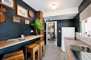 Manly Waves Studios & Apartments的厨房或小厨房