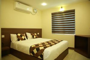 Llit o llits en una habitació de KALATHIL TOURIST HOME
