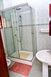 Kúpeľňa v ubytovaní 2 Bedroom Bungalow in Alalubosa GRA