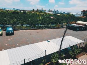 une vue aérienne sur un parking avec une voiture dans l'établissement Chu Han C&C B&B Homestay, à Madou