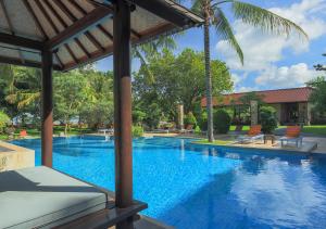 Piscina a The Jayakarta Suites Komodo Flores o a prop